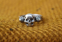 Load image into Gallery viewer, Stamped Skull Ring
