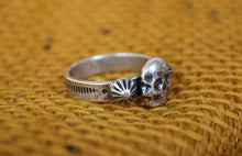 Load image into Gallery viewer, Stamped Skull Ring