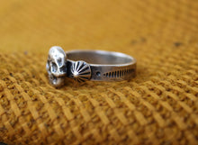 Load image into Gallery viewer, Stamped Skull Ring