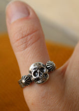 Load image into Gallery viewer, Stamped Skull Ring