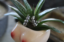 Load image into Gallery viewer, Mini "Daisy Chain" Hoops