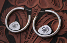 Load image into Gallery viewer, "Swinging Stingers"