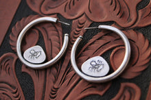 Load image into Gallery viewer, "Swinging Stingers"