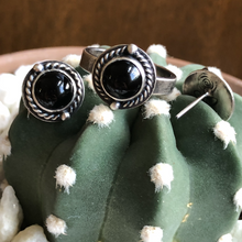 Load image into Gallery viewer, Round Roped Onyx Studs