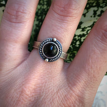 Load image into Gallery viewer, Round Roped Onyx Ring