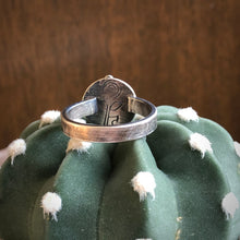 Load image into Gallery viewer, Round Roped Onyx Ring