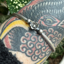 Load image into Gallery viewer, "Dainty Daisy"