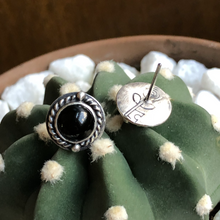 Load image into Gallery viewer, Round Roped Onyx Studs