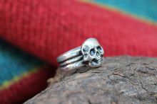 Load image into Gallery viewer, Triple Band Skull Ring
